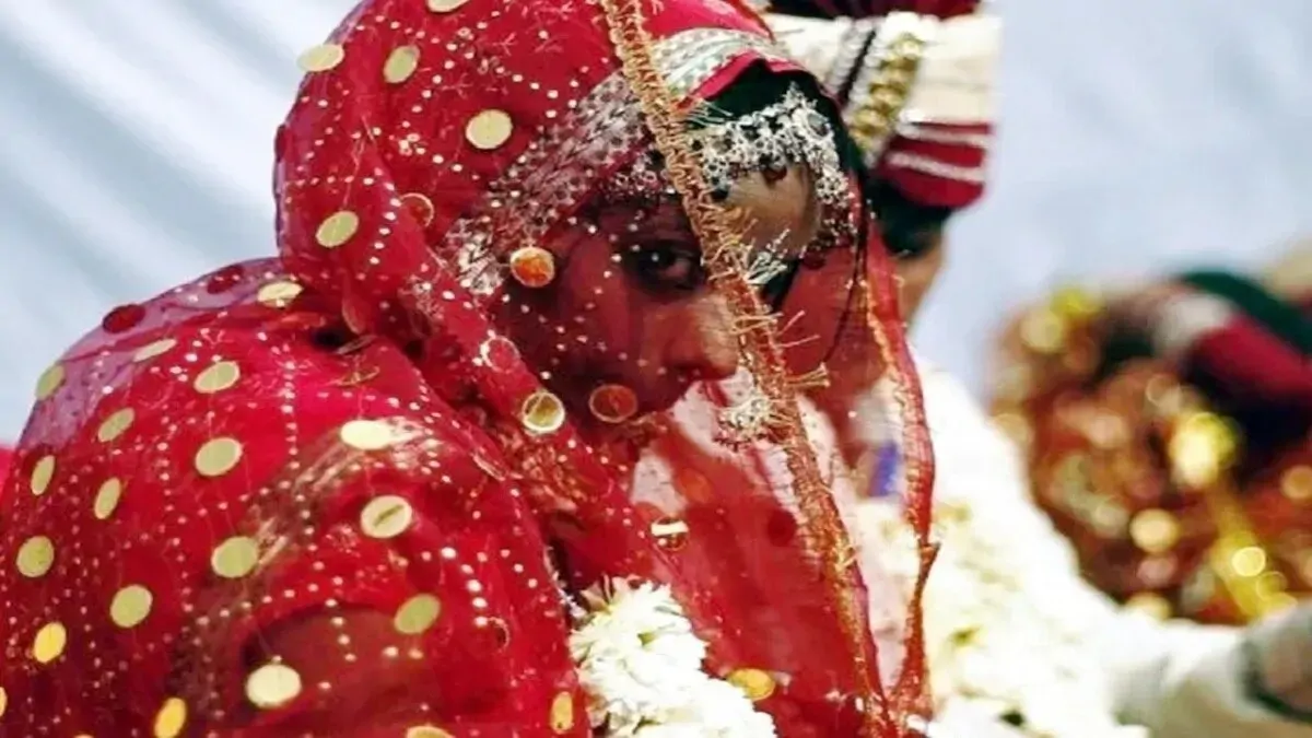 प्रेमिका से मिलने पहुंचा युवक, लोगों ने पकड़ा तो मंदिर में करा दी शादी