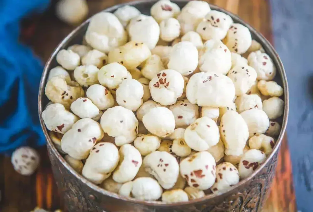 चिलचिलाती धूप से विदेशी डाइनिंग टेबल तक: जानें कैसे अंतरराष्ट्रीय ब्रांड बना हमारा पारंपरिक मखाना