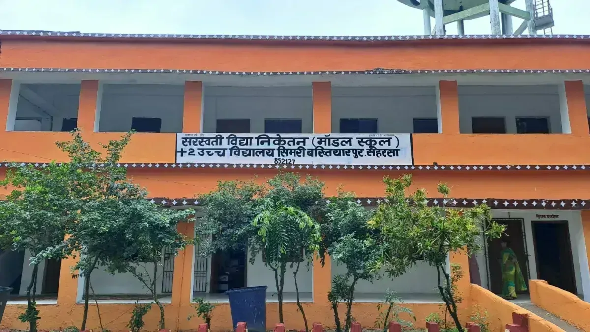 बिहार में मॉडल स्कूलों का रंग भगवा किये जाने को लेकर सियासत, जेडीयू ने भी किया विरोध