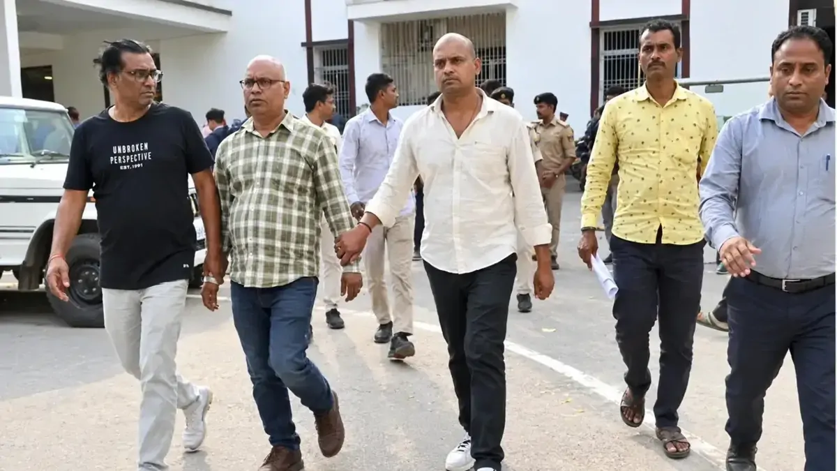 बिहार: सेल्स टैक्स के असिस्टेंट कमिश्नर के दफ्तर से बाहर फिंकवाई गई 500 की गड्डी, जानिए क्यों?