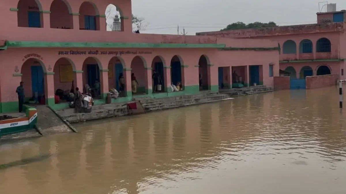 मुंगेर में गंगा का तांडव! डेंजर लेवल से ऊपर बह रही नदी, 3 लाख लोग बाढ़ की चपेट में