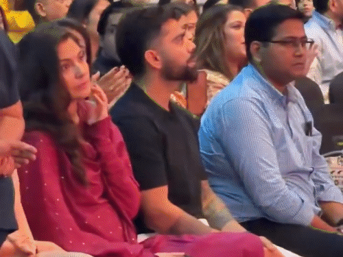 विराट-अनुष्का मुंबई में भजन कॉन्सर्ट में झूमे, VIDEO:  अब तक 8 बार वृंदावन जाकर संत प्रेमानंद से मिल चुके