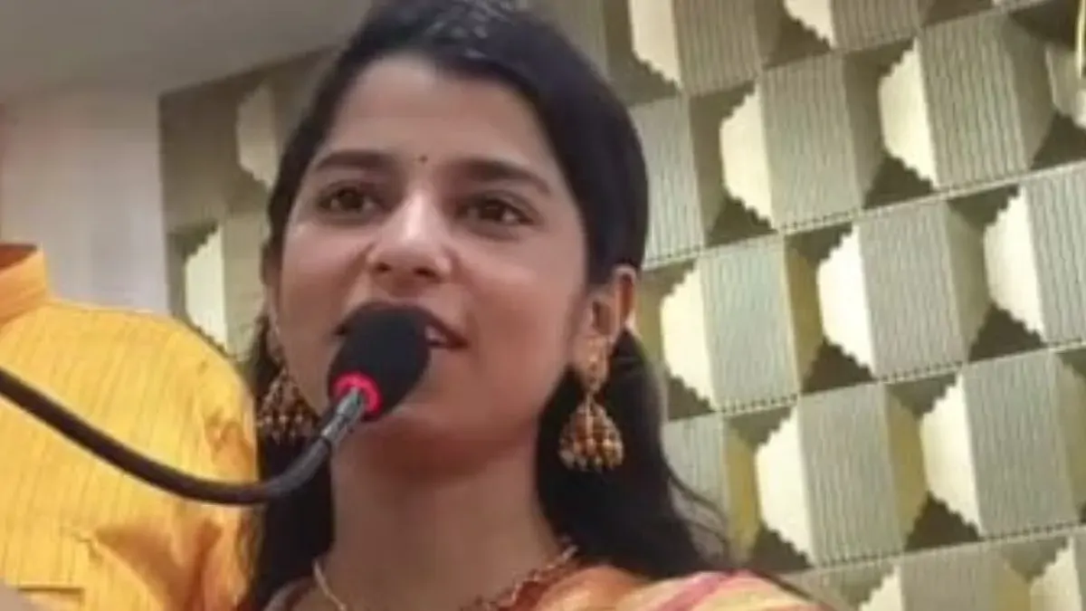 ‘लोगवा देत काहे गारी...’ की तान से गूंजा मंच, मैथिली ठाकुर बोलीं-सनातन संगीत बॉलीवुड का बेहतर विकल्प