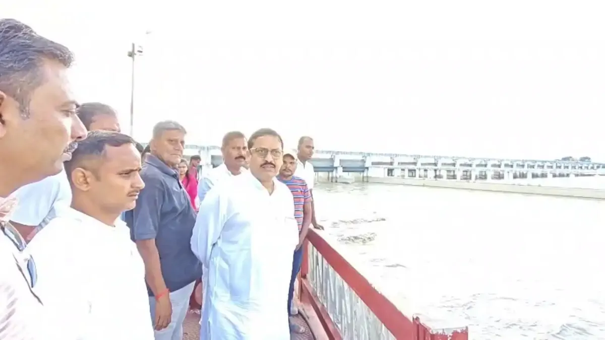 गंडक नदी का लगातार बढ़ रहा जलस्तर, बैराज से 1 लाख 63 हजार क्यूसेक पानी छोड़ा गया