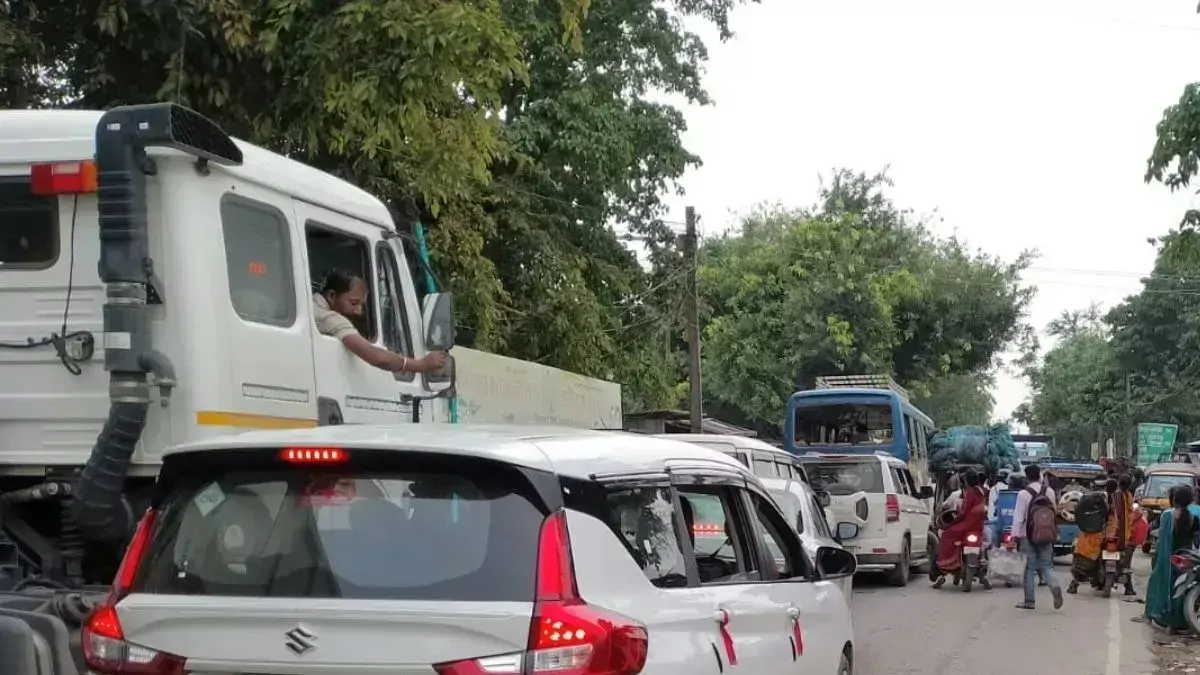 दरभंगा-समस्तीपुर पथ पर सफर बना इम्तिहान, सड़क सिकुड़ी, कब्जों ने रोकी रफ्तार