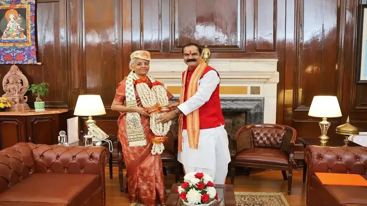 दरभंगा में IIM और NIFT जैसे संस्थानों की मांग, सांसद गोपाल जी ठाकुर ने वित्त मंत्री निर्मला सीतारमण को सौंपा ज्ञापन