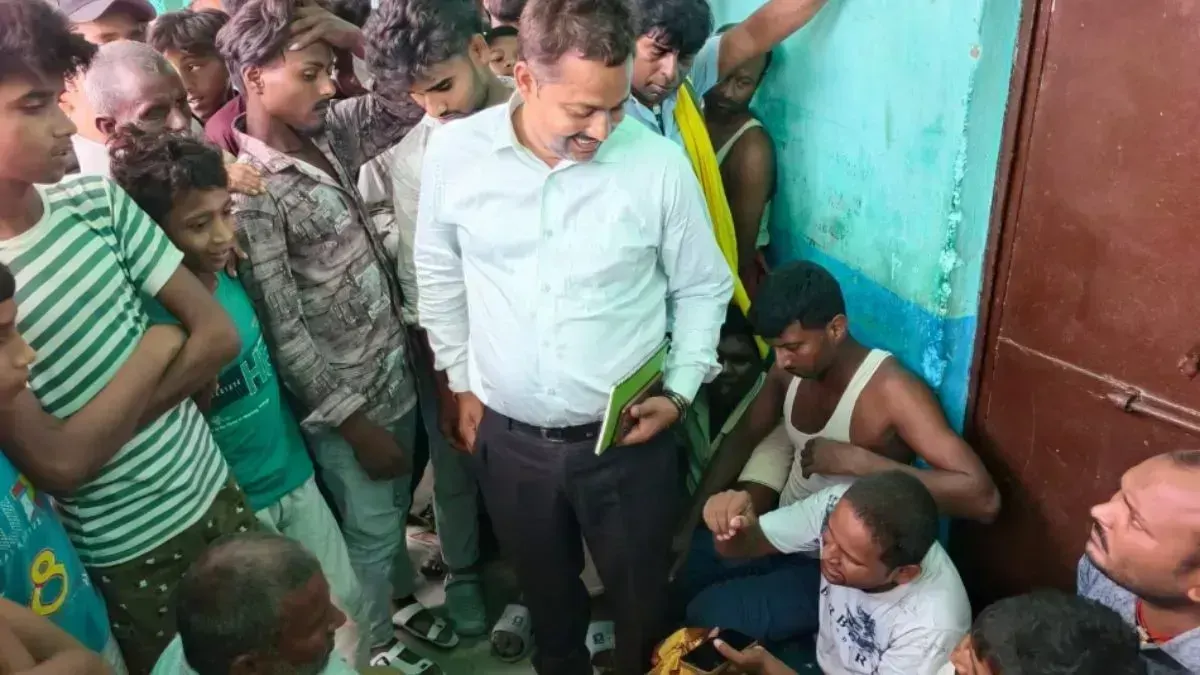 दरभंगा में गांव वालों ने हेडमास्टर को बनाया बंधक, स्कूल में जड़ दिया ताला