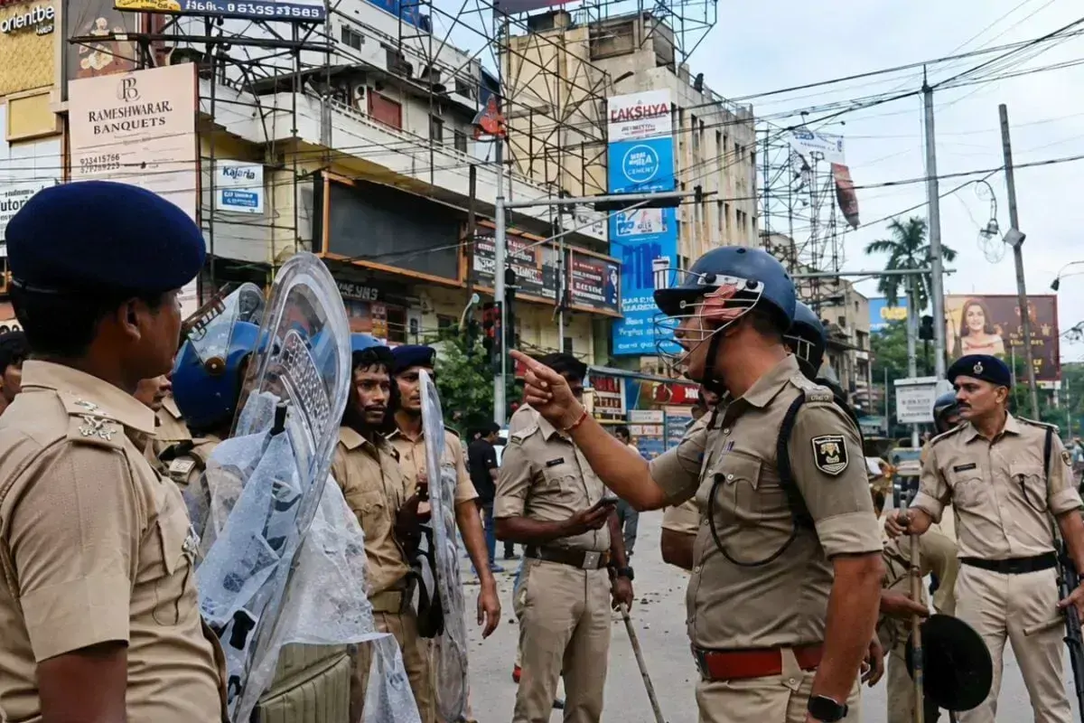 'पीछे हटे तो नौकरी करने लायक नहीं छोड़ूंगा', IPS के इतना कहते ही दौड़ पड़े पुलिस वाले; VIDEO VIRAL