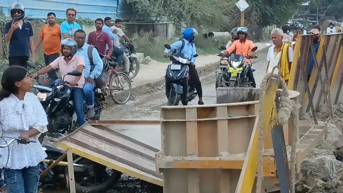 दरभंगा में एलिवेटेड सड़क निर्माण के दौरान ऊपर से गिरी लोहे की शटरिंग, नीचे दब गया बाइक सवार