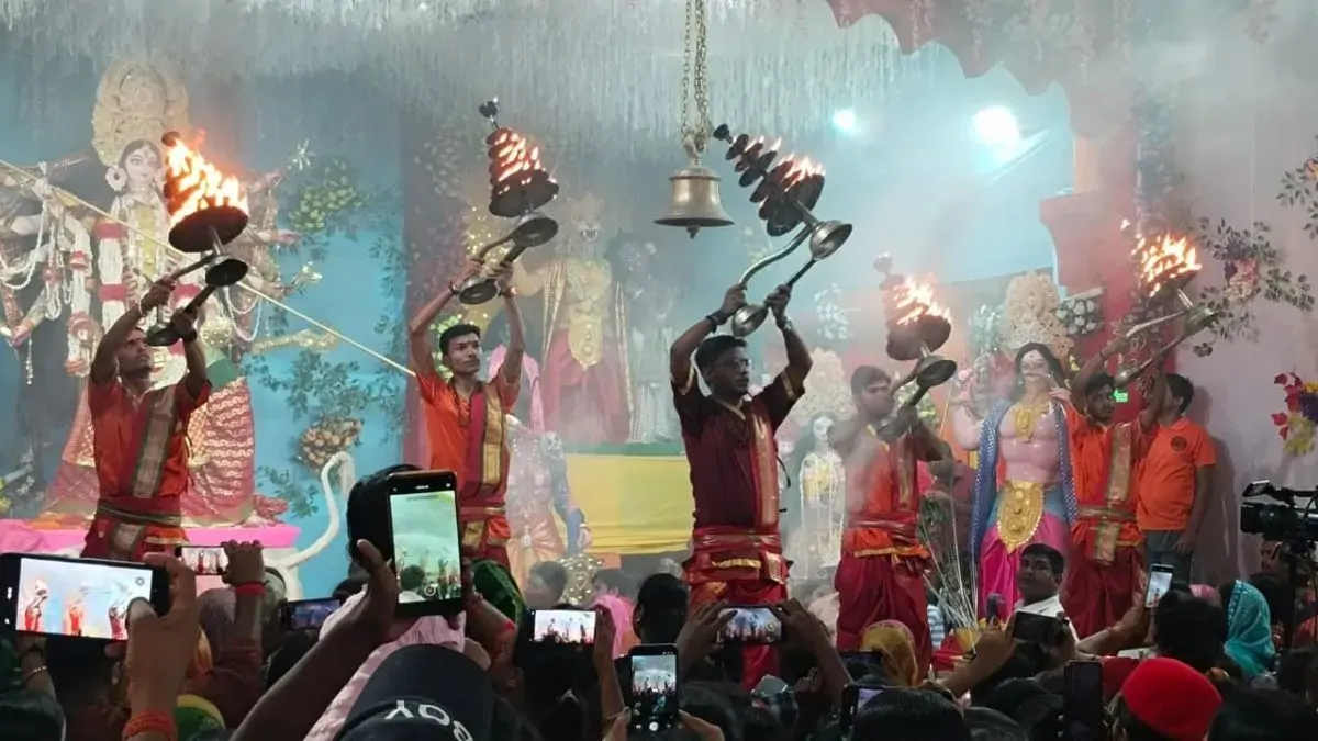 बिहार में वाराणसी की भक्ति परंपरा की झलक, मां दुर्गा के जयकारों से गूंजा दरभंगा