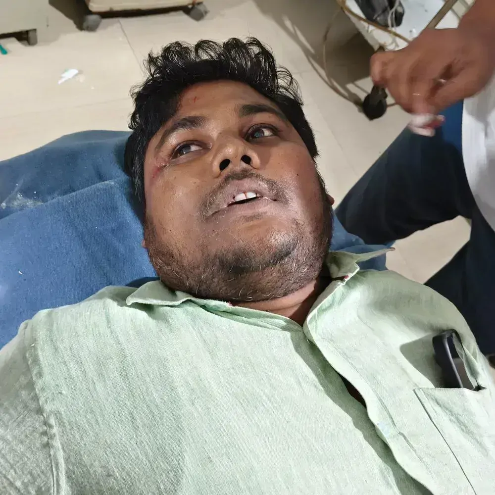 समस्तीपुर में बाइक सवार सड़क हादसे में घायल:अज्ञात वाहन टक्कर मारकर फरार, पुलिस ने एंबुलेंस से पहुंचाया अस्पताल