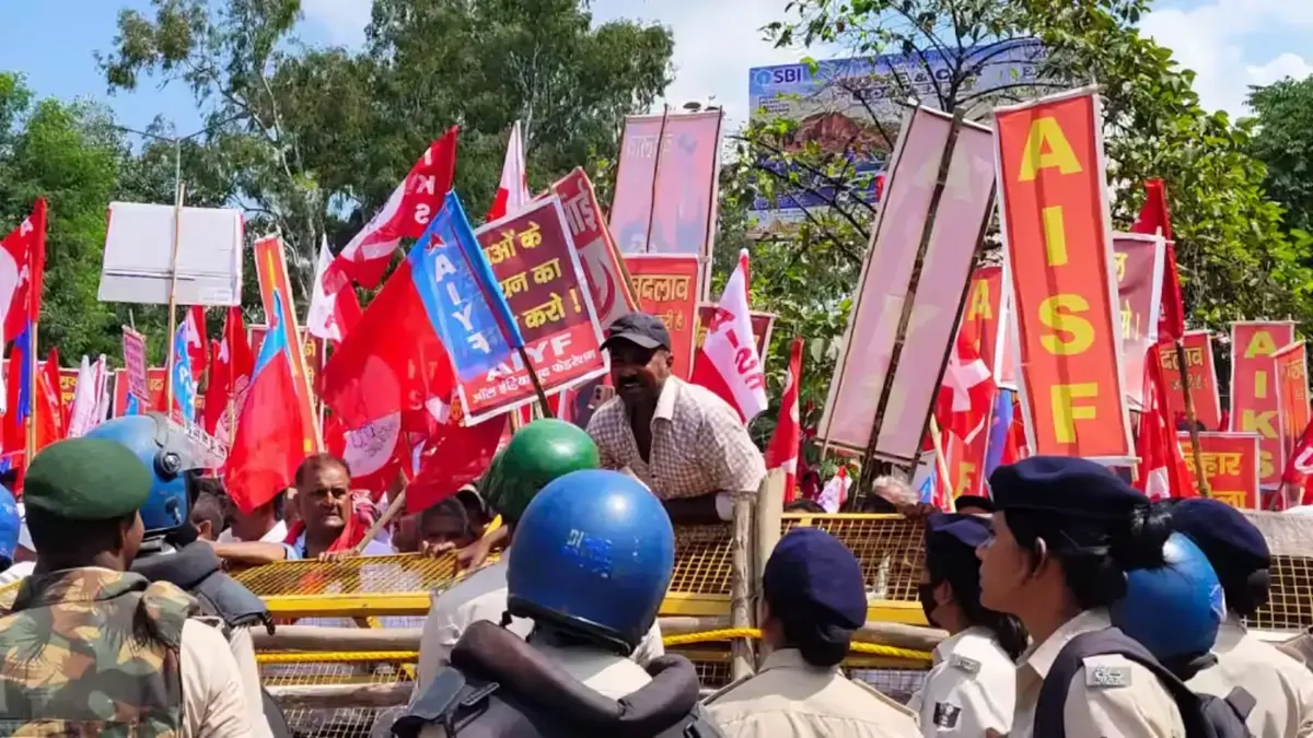 CEC ज्ञानेश कुमार के इस्तीफे की मांग पर पटना में बवाल, बैरिकेड तोड़कर पुलिस से भिड़े प्रदर्शनकारी