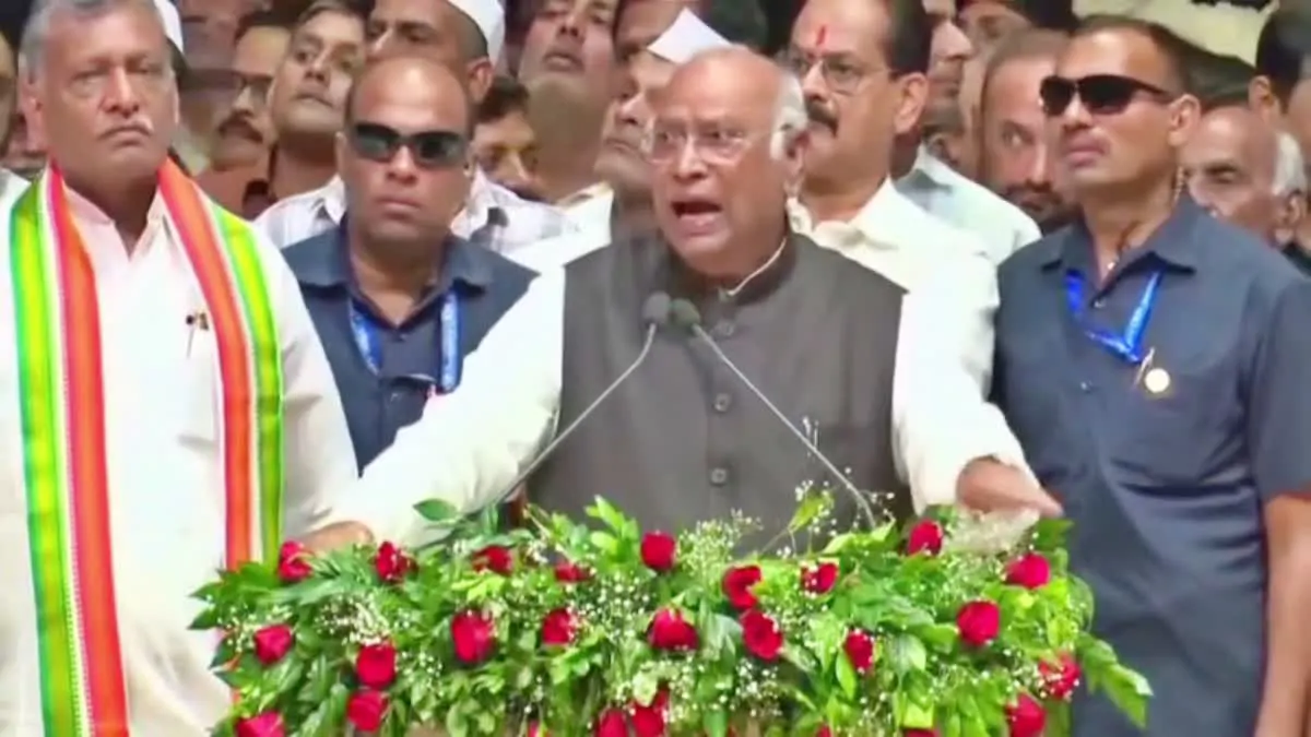 मल्लिकार्जुन खरगे ने PM मोदी को लेकर दिया विवादित बयान, पिता को लेकर की टिप्पणी