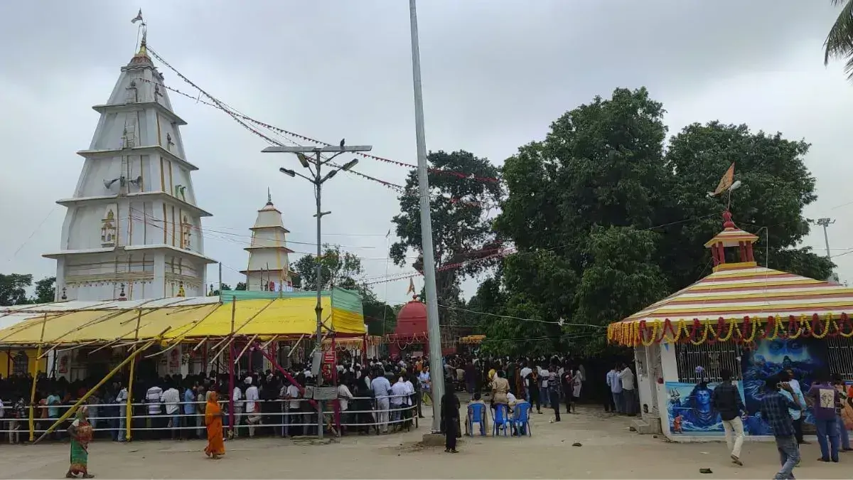 उत्तर बिहार के शिवालयों में उमड़े भक्त, कैमरे की नजर से देखें सावन की पहली सोमवारी की तस्वीरें
