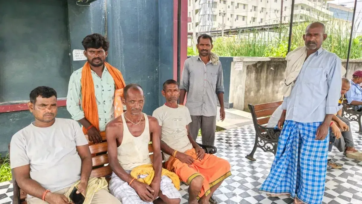 बाइक सवार युवक पर गिरा ठनका, सिर में आग लगने से मौके पर मौत; खेत में धन रोप रही महिला की भी मौत