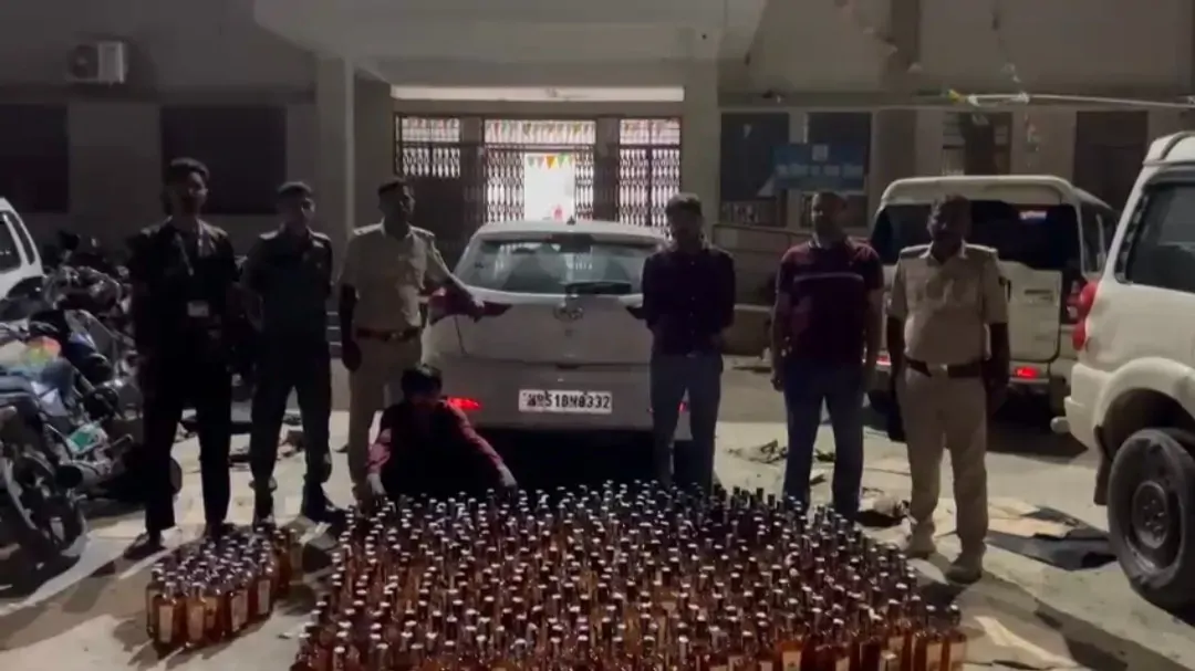 नाव में छिपाकर ले जा रहे थे 574 लीटर शराब, गंडक नदी से उत्पाद विभाग ने तस्कर को दबोचा