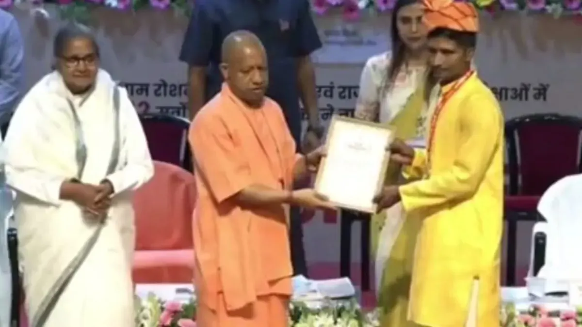 12वीं टॉपर पर बड़ा एक्शन! रजनीश यादव की सभी डिग्रियां रद, 1 लाख रुपये वसूलेगी योगी सरकार