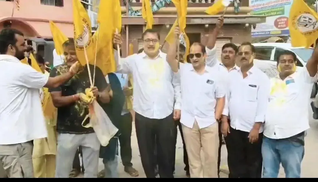 बांकीपुर उपचुनाव में प्रशांत किशोर की जीत पर दरभंगा में जश्न, आतिशबाजी और गुलाल के बीच समर्थकों ने बांटी मिठाइयां। 