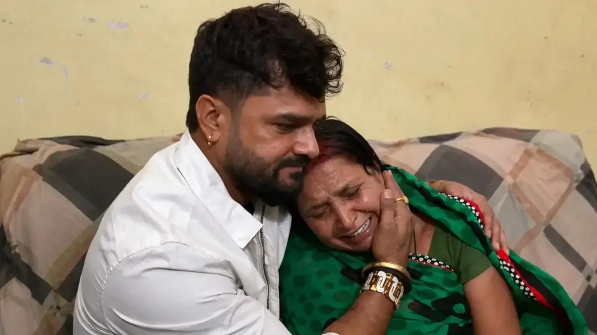 'हम खड़ा रहनी और आगे भी खड़ा रहेम', पंकज राय के घर पहुंचे खेसारी लाल यादव तो लिपट कर रो पड़ी मृतक की मां