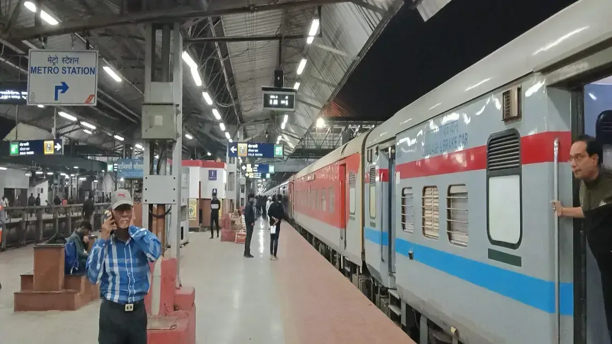 गोरखपुर रेलखंड पर दोहरीकरण कार्य: धनबाद आने वाली ट्रेनों पर असर, माैर्य-शालीमार एक्सप्रेस चलेंगी लेट