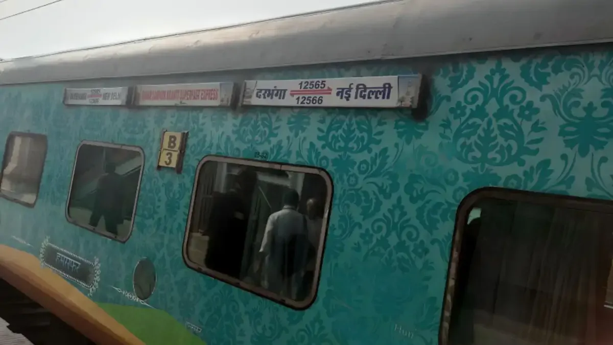 गोरखपुर के कुसुमी जंगल में बिहार संपर्क क्रांति पर पथराव से मचा हड़कंप, महिला समेत 2 यात्री घायल