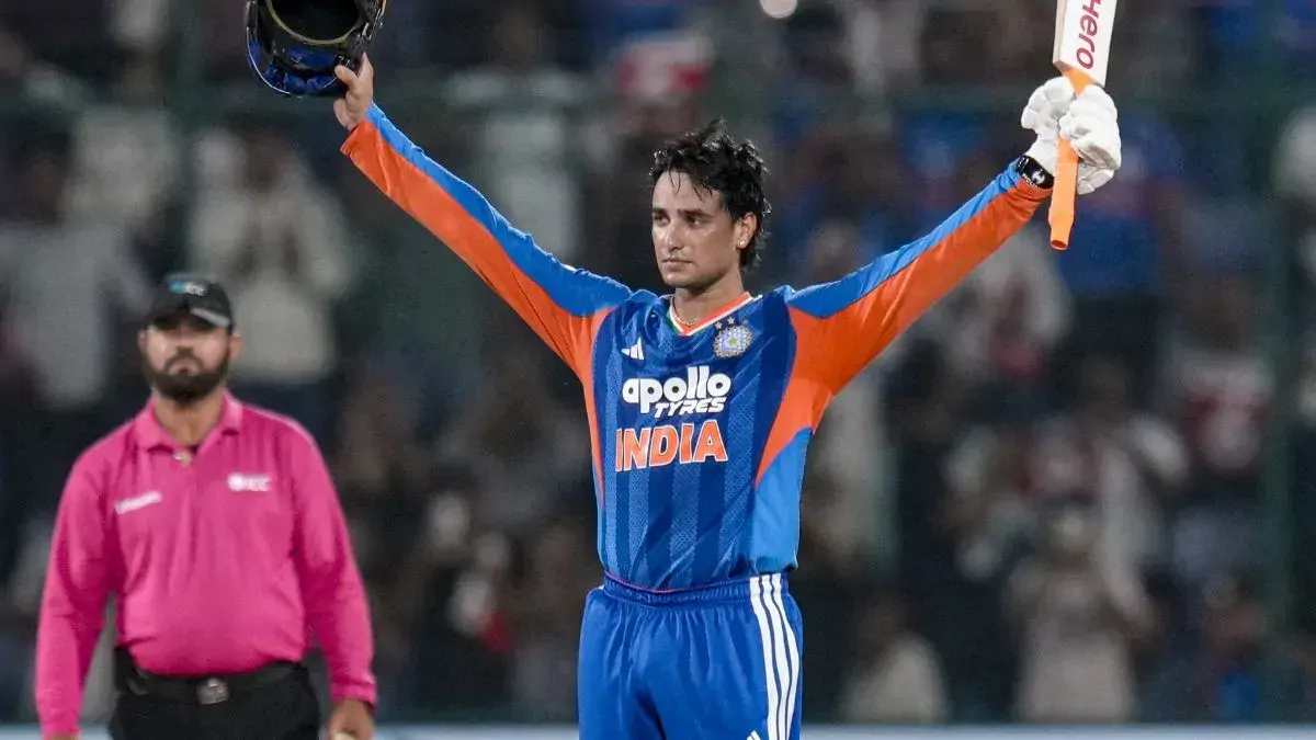अभिषेक शर्मा की रिकॉर्ड तोड़ पारी के बाद युवराज सिंह का पोस्ट हुआ वायरल, बोले- जब दुनिया पत्थर फेंके तो...