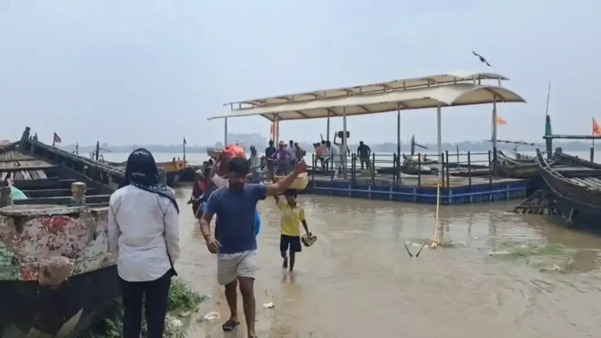 Bihar Floods: उफान पर गंगा, पटना के दियारा में 11 पंचायतों पर भारी असर, बिना पानी में घुसे कहीं जाना मुश्किल